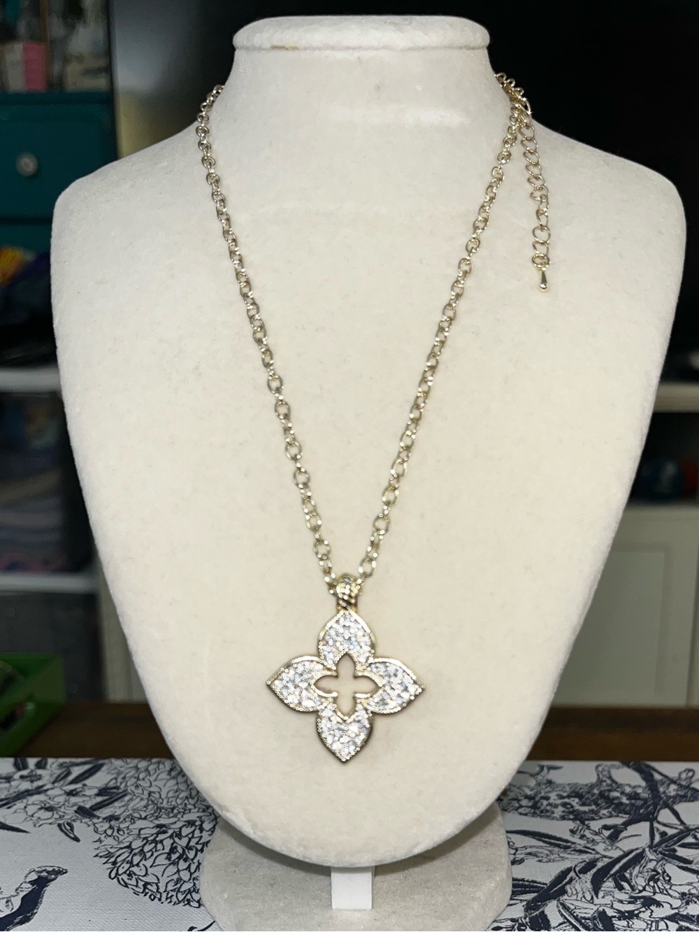 🚨 absolutely gorgeous, boutique Crystal Pavé Quatrefoil Pendant Necklace